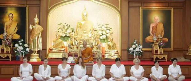 590527ภาพพมนงค์นำนักข่าวสวิสปฏิบัติ4