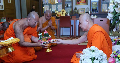 600711 รอง กต ทำสามีจิกรรม ต่อพระพรหมสิทธิ ณ วัดสระเกศ0