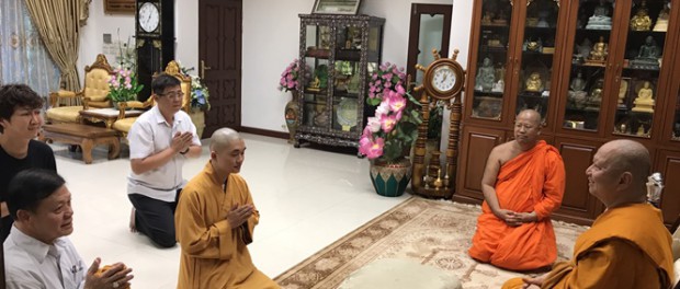 600809 รอง กต พา พระธรรมาจารย์ฝ่าจ้าว ถวายทุนพระพรหมบัณฑิต0