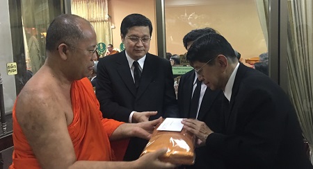 611106 รอง กต ร่วมพิธีสวดพระอภิธรรมศพคุณแม่ถาวร เครืองาม แม่ของรัฐมนตรีวิษณุ เครืองาม 0