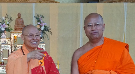 611125 รอง กต ร่วมงานพิธีทอดผ้าป่ามหากุศล ณ สถาบันพุทธศาสนาเถรวาท-มหายาน วัดโฝวกวงซัน 0